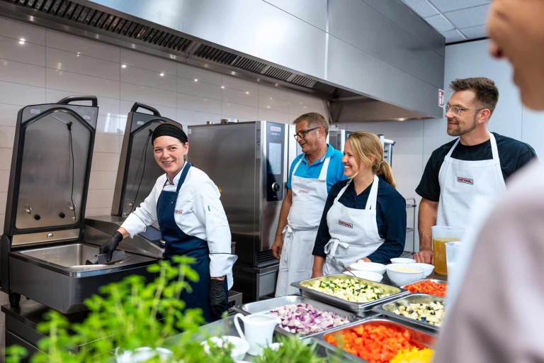 Équipe culinaire en formation avec RATIONAL iVario Pro et RATIONAL iCombi Pro four mixte.